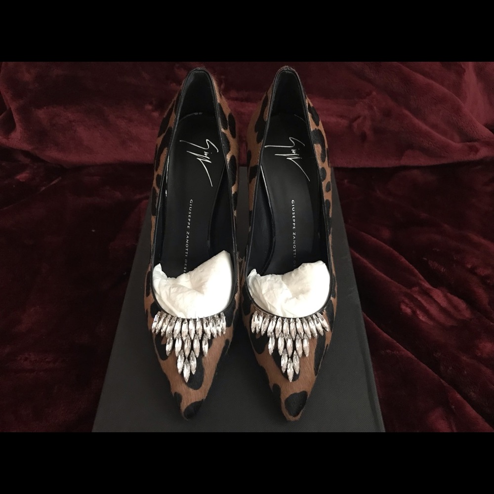SALE❤️Auth GZ Crystal/Leopard print calfhair pump
